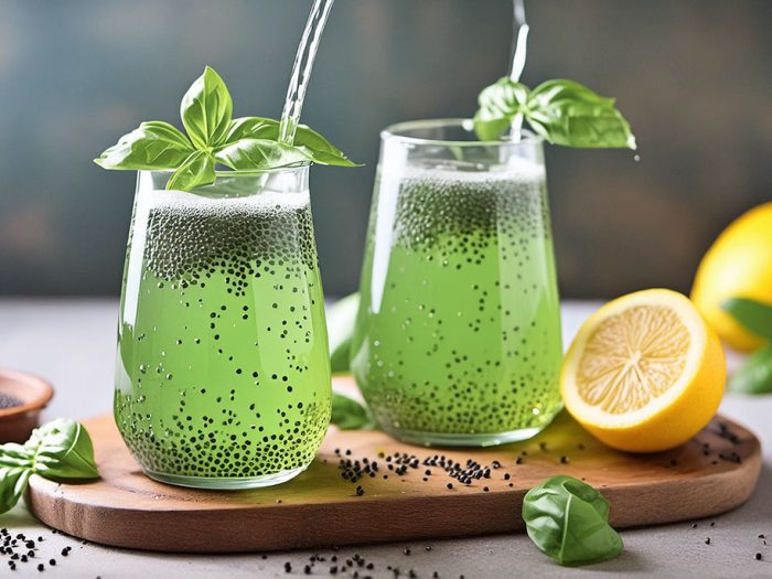 Limonada-verde-menta-luciérnaga-con-semillas-de-albahaca-y-limón, bebida-refrescante-fria-para-el-verano;-coche-saludable